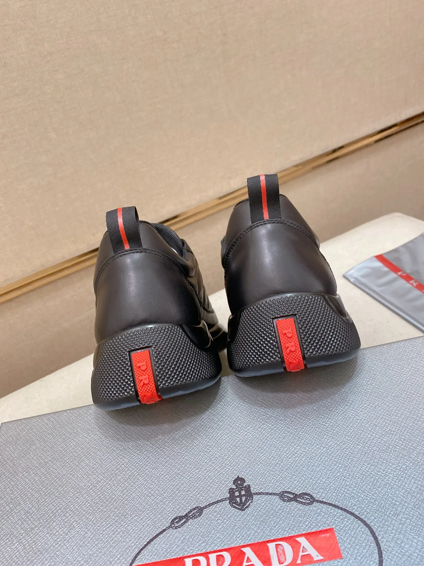 Men's Men's Shoes 560💰 ✔️✔️✔️High version High-quality new PRADA (Prada) counters are launched simultaneously. The new men's shoes and 😘fabrics are selected from first-layer cowhide and are made by pure handicrafts. Lining: Full cowhide lining. 👍🏿 High-end ☄️ air-cushion molded anti-slip rubber outsole, exquisite lines, simple and elegant, comfortable and high-end for leisure travel. Code number: 38 to 45
